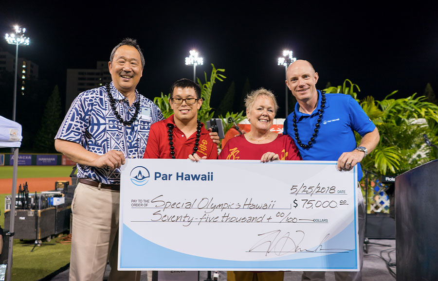 Eric Lee and Eric Wright presenting Par Hawaii gift certificate for the winners of Special Olympics Hawaii
