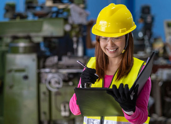 Par Hawaii - Portrait of asian-woman sales engineer checking